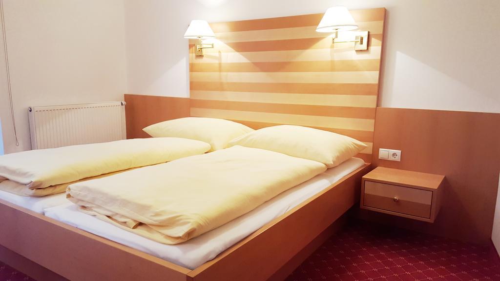 Gasthof Hotel Zur Goldenen Krone Фюрт Номер фото